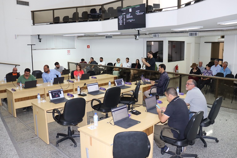Câmara de Manhuaçu debate orçamento municipal para 2026 