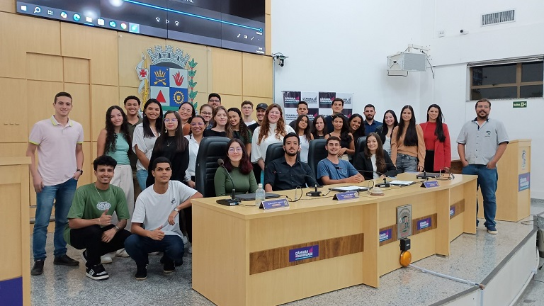 Câmara de Manhuaçu recebe visita técnica de universitários de direito