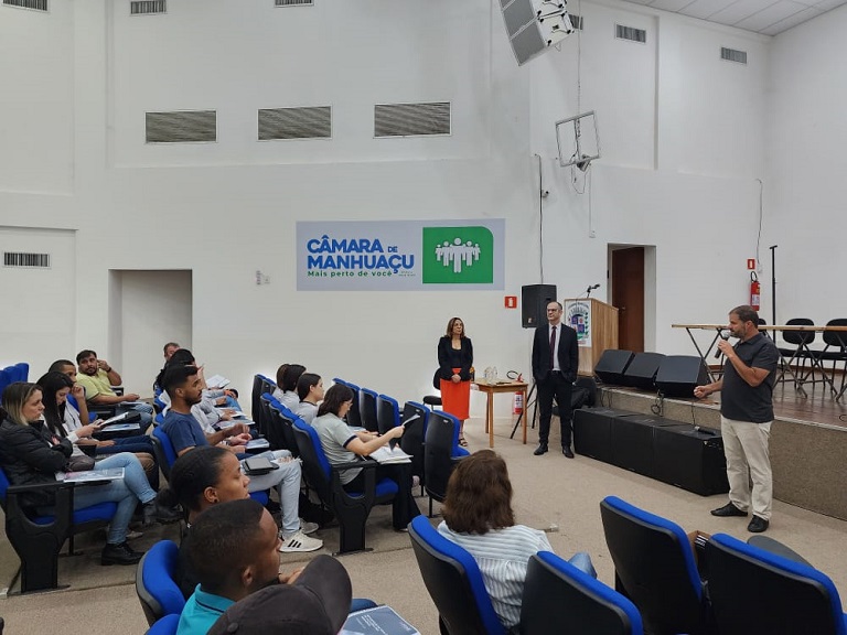 Câmara Municipal de Manhuaçu realiza curso sobre nova lei de licitações