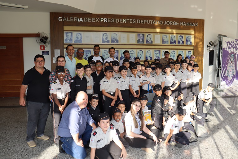Câmara Municipal de Manhuaçu recebe alunos do colégio Tiradentes