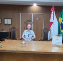 Ex-presidente Glauco Macedo visita galeria histórica da Câmara de Manhuaçu