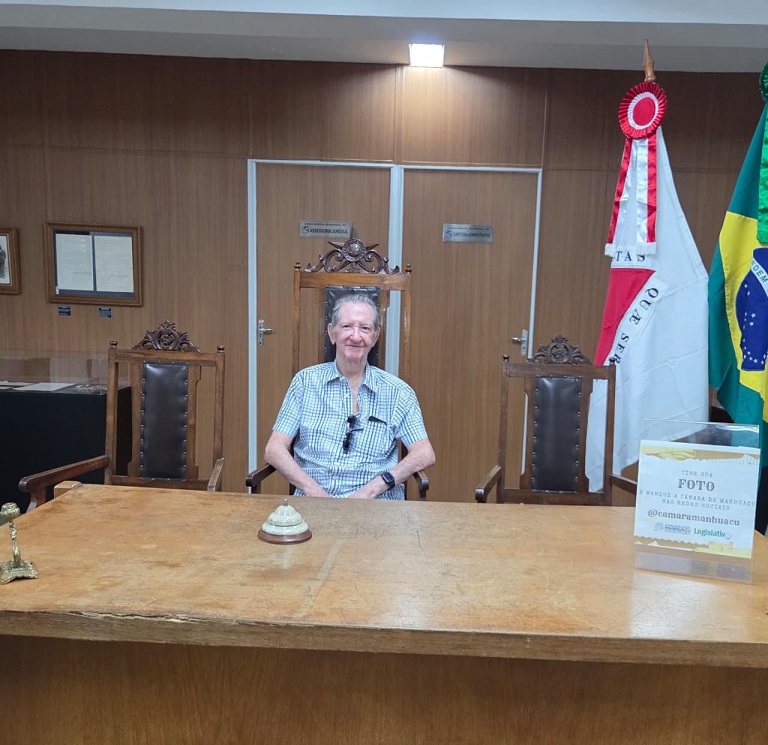 Ex-presidente Glauco Macedo visita galeria histórica da Câmara de Manhuaçu