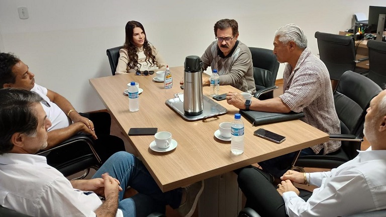 Investidor americano do setor de cafeicultura visita Câmara Municipal