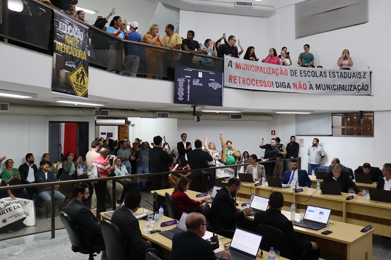 Liminares da justiça suspendem tramitação de dois projetos na Câmara de Manhuaçu