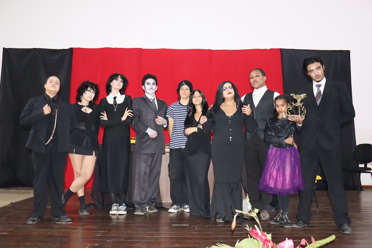 Peça “A Família Addams” é apresentada no anfiteatro da câmara