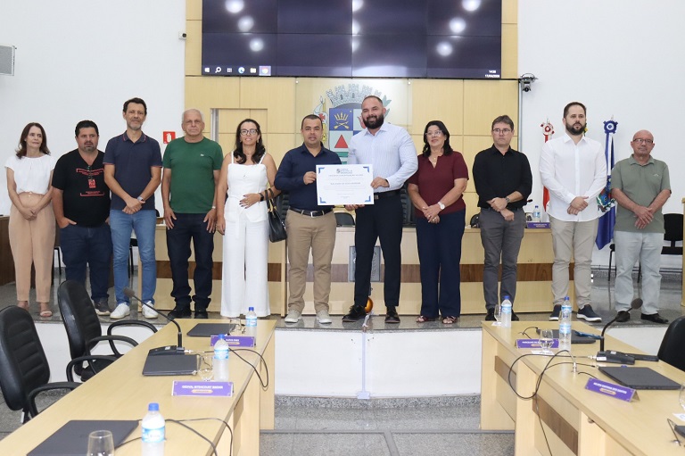 Pesquisador manhuaçuense da vacina contra a dengue é homenageado na câmara